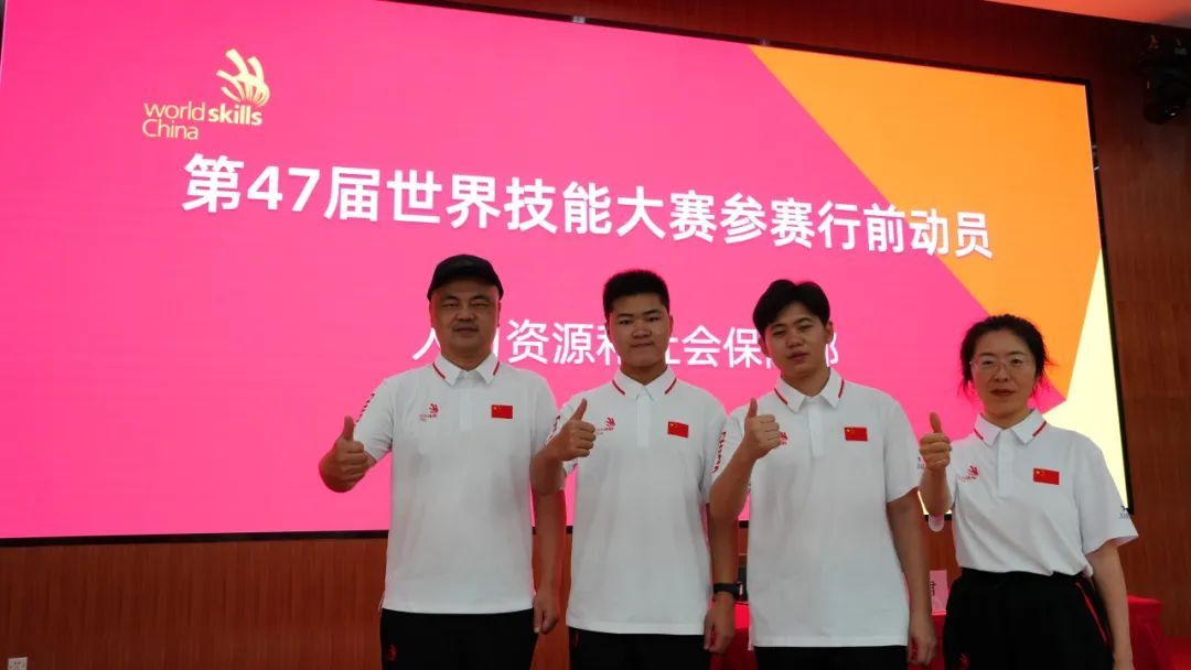厉害！俩00后首次参赛就成世界冠军！