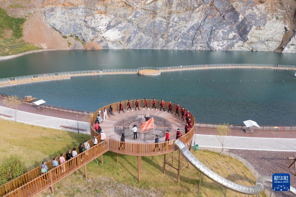 从废弃矿坑到“蓝翡翠”的生态转型