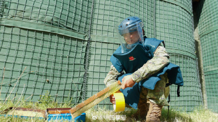 我赴黎维和部队排除未爆火箭弹现场图