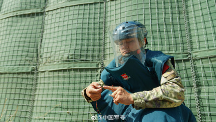 我赴黎维和部队排除未爆火箭弹现场图
