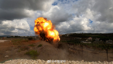 我赴黎维和部队排除未爆火箭弹现场图