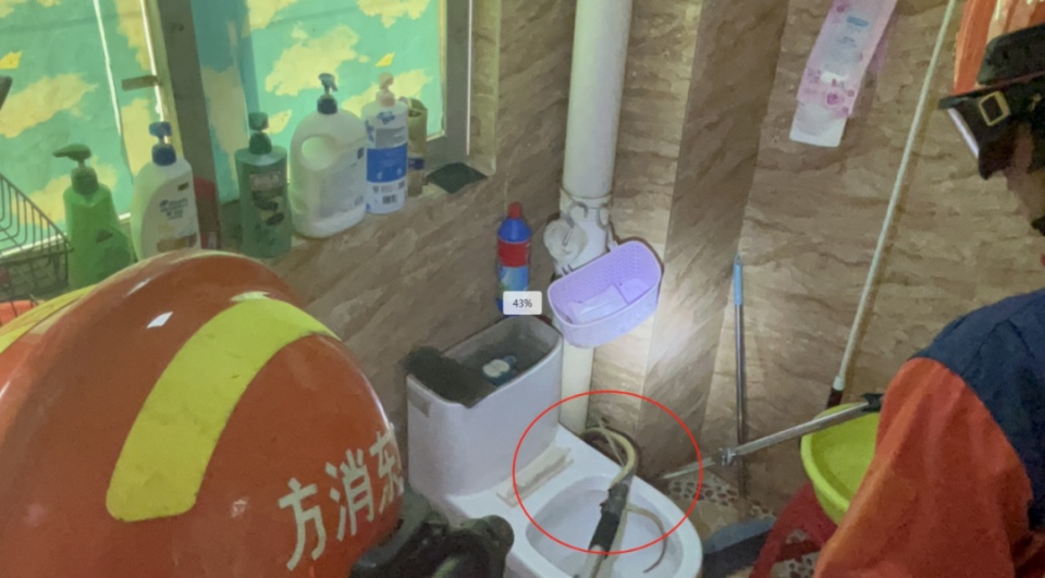 吓人!大蛇藏在宿舍厕所,深圳一市民报警 吓人!大蛇藏在宿舍厕所,深圳一市民报警