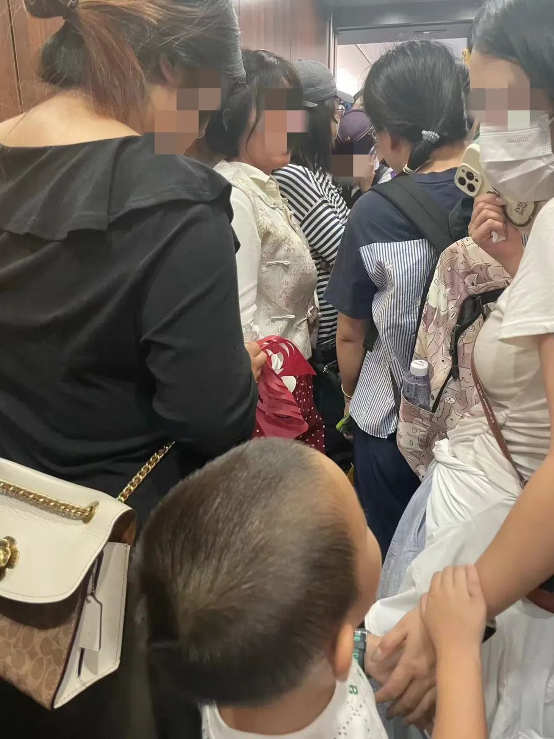 坐票变站票？近百人"被迫站了4个半小时"…12306回应