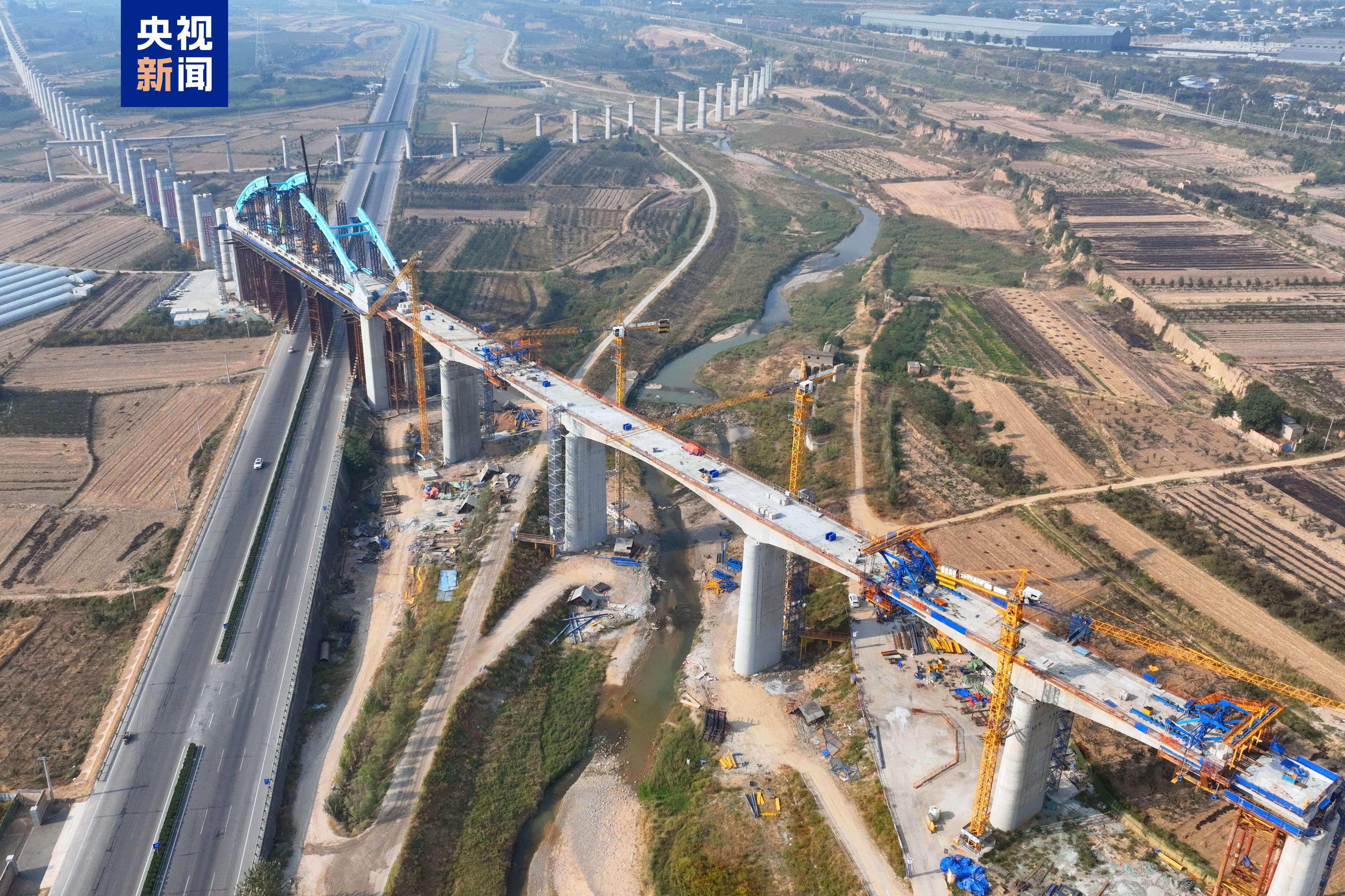 西延高铁富平特大桥跨石川河连续梁顺利合龙