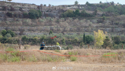 我赴黎维和部队排除未爆火箭弹现场图