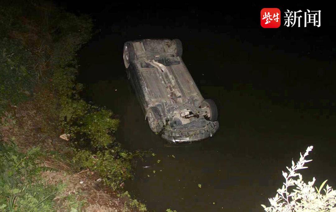 丁字路口两车相撞，轿车入河四轮朝天，司机艰难爬窗逃生