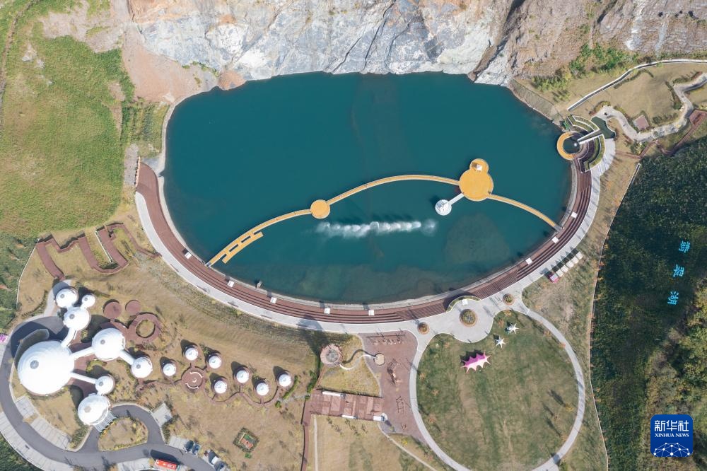 从废弃矿坑到“蓝翡翠”的生态转型