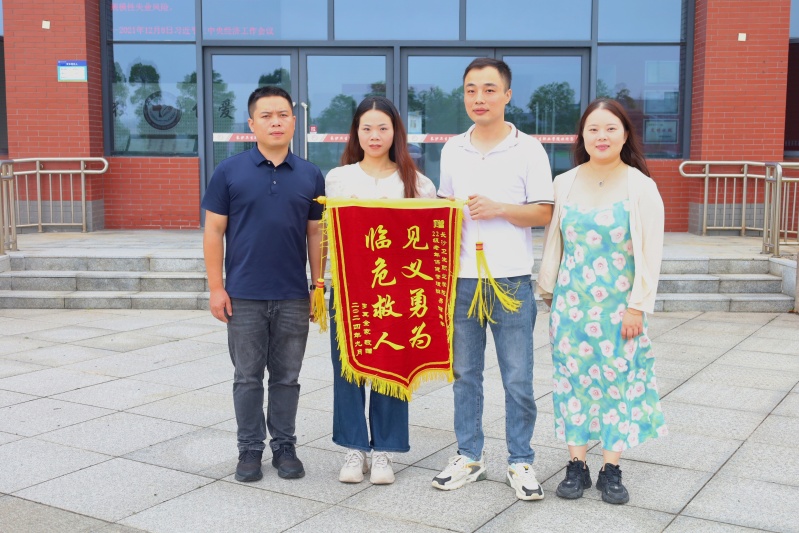 事发长沙!车祸现场一女生上演“教科书式”救助 事发长沙!车祸现场一女生上演“教科书式”救助