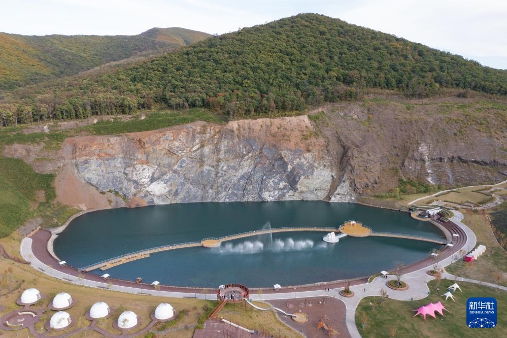 从废弃矿坑到“蓝翡翠”的生态转型