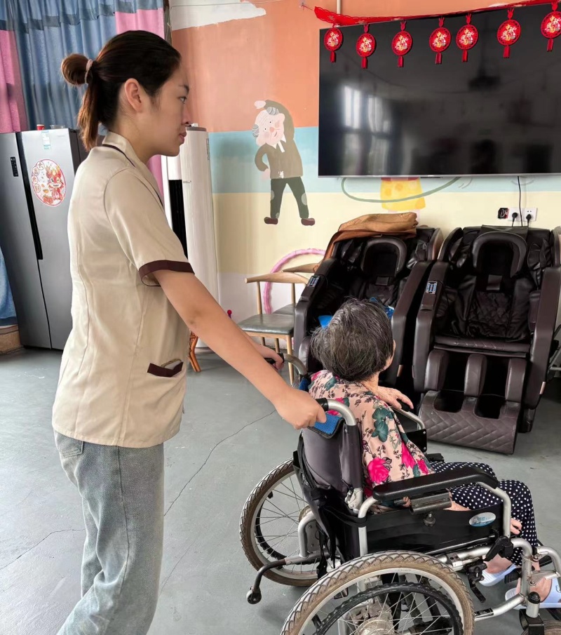 事发长沙!车祸现场一女生上演“教科书式”救助 事发长沙!车祸现场一女生上演“教科书式”救助