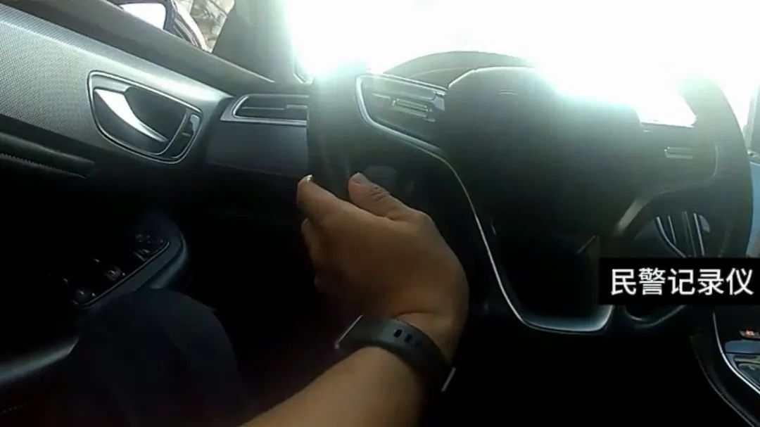 “小孩哥”尝试“飞檐走壁” 民警化身“蜘蛛侠” “小孩哥”尝试“飞檐走壁” 民警化身“蜘蛛侠”