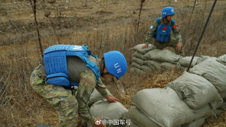 我赴黎维和部队排除未爆火箭弹现场图