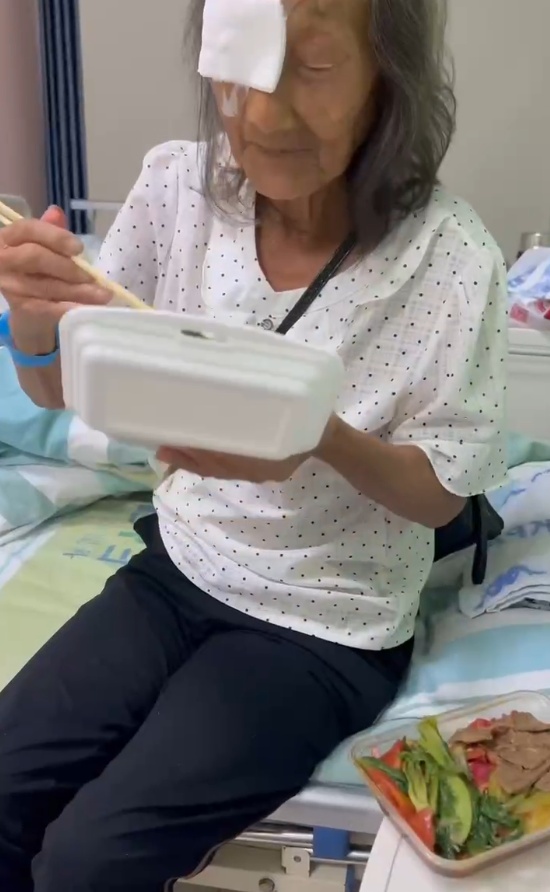 女子照顾住院外婆时，为同病房奶奶送饭，两人一番对话超暖！