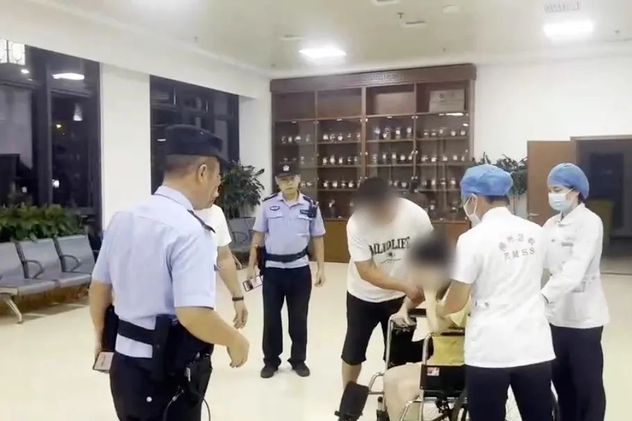 “靠边!”深夜,柳州警车鸣笛狂奔,一辆私家车紧追不舍…… “靠边!”深夜,柳州警车鸣笛狂奔,一辆私家车紧追不舍……