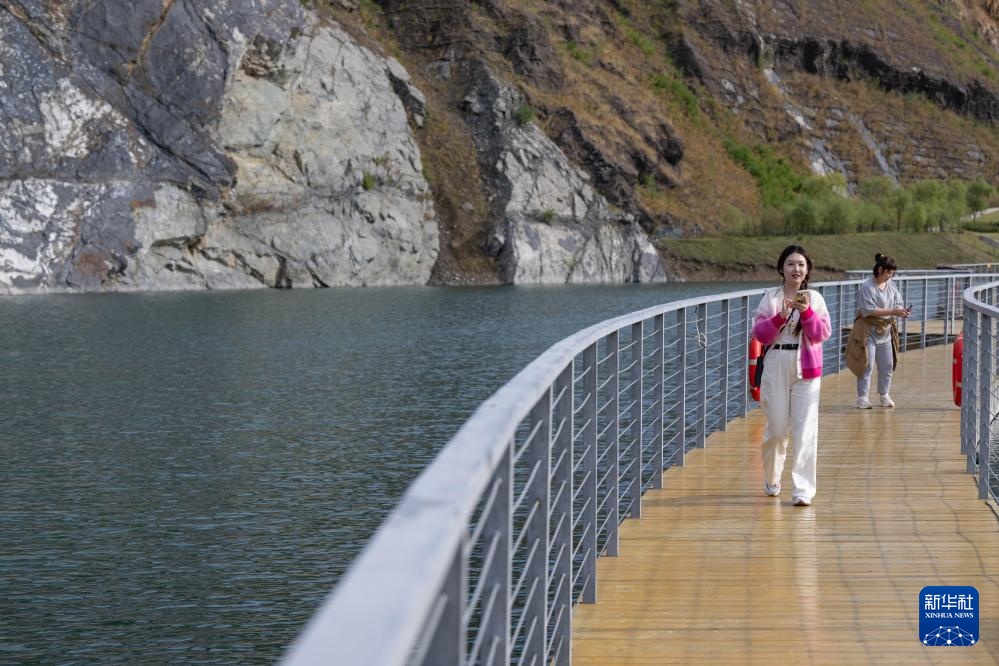 从废弃矿坑到“蓝翡翠”的生态转型