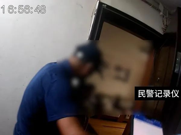 “小孩哥”尝试“飞檐走壁” 民警化身“蜘蛛侠” “小孩哥”尝试“飞檐走壁” 民警化身“蜘蛛侠”