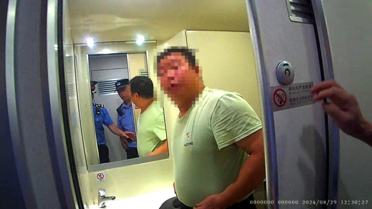 一名旅客在动车列车卫生间吸烟 被行政罚款500元