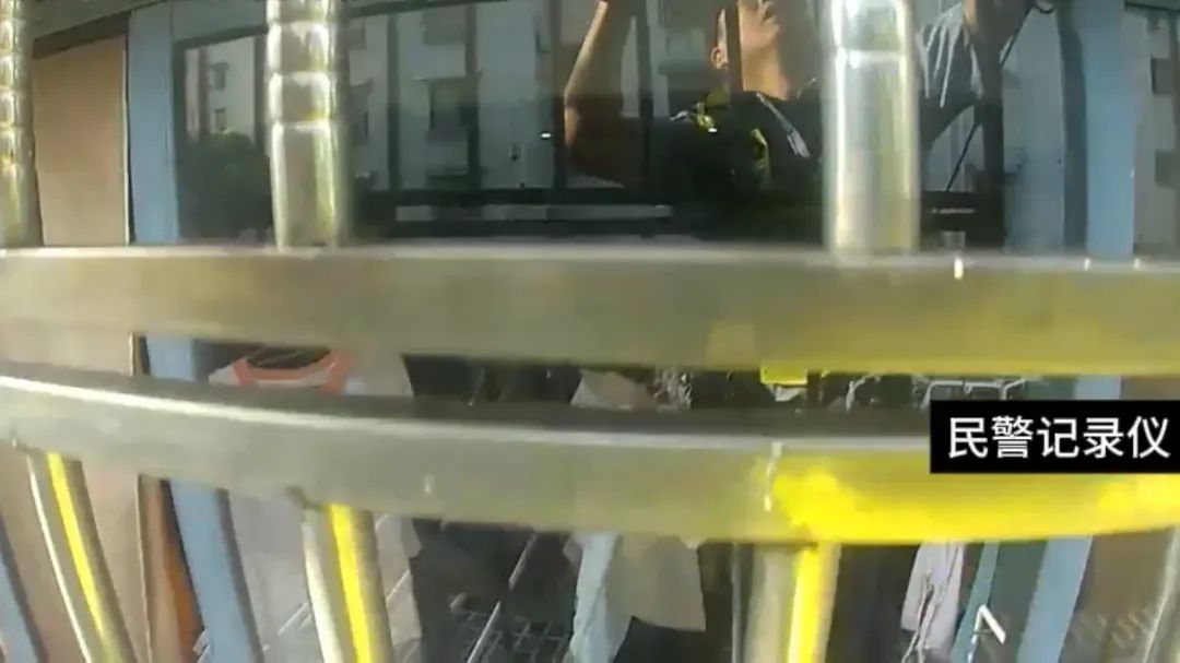 “小孩哥”尝试“飞檐走壁” 民警化身“蜘蛛侠” “小孩哥”尝试“飞檐走壁” 民警化身“蜘蛛侠”