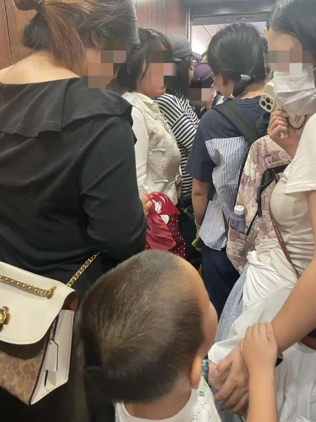 买了1077元的高铁一等座，却成了无座？近百人“被迫站了4个半小时”……12306回应
