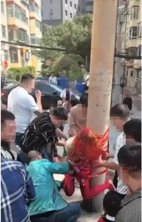 新娘被多名男子拿胶带绑电线杆上，官方通报！