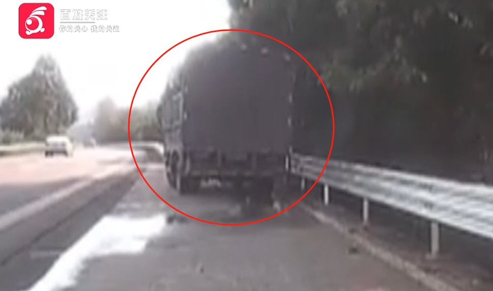 为图凉快,男子竟在高速上洗衣服!网友:是凉得快不是凉快 为图凉快,男子竟在高速上洗衣服!网友:是凉得快不是凉快