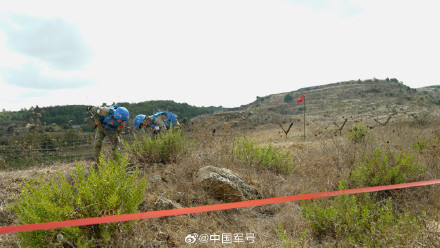 我赴黎维和部队排除未爆火箭弹现场图
