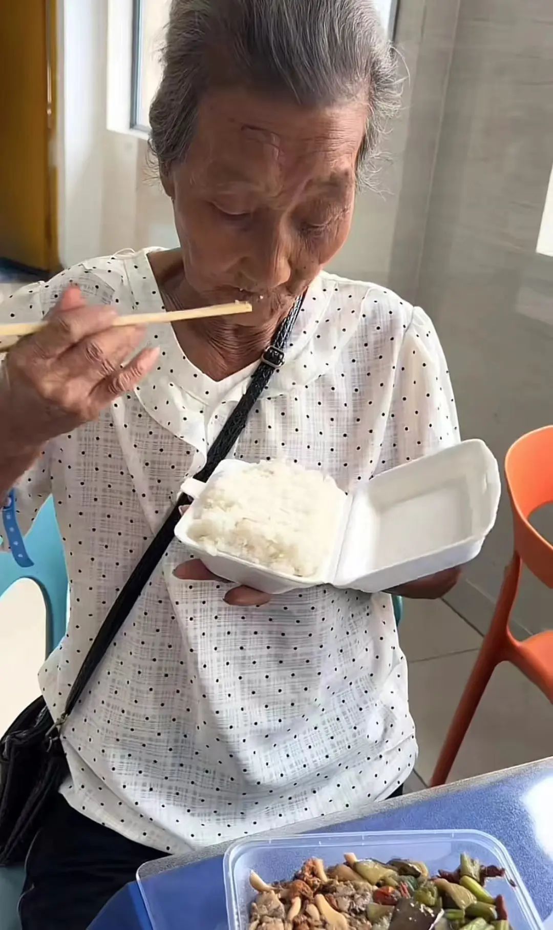 女子照顾住院外婆时，为同病房奶奶送饭，两人一番对话超暖！