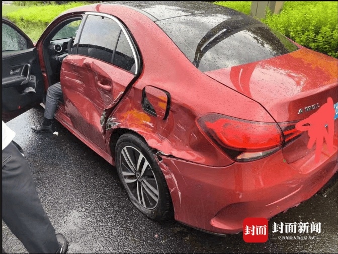 大货车雨中顶推奔驰行驶！交警通报：货车司机有4分钟在打电话
