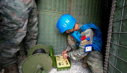 我赴黎维和部队排除未爆火箭弹现场图