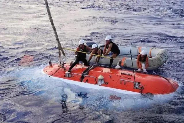 “为了迎接‘蛟龙号’,我兴奋得几乎一夜没睡” “为了迎接‘蛟龙号’,我兴奋得几乎一夜没睡”