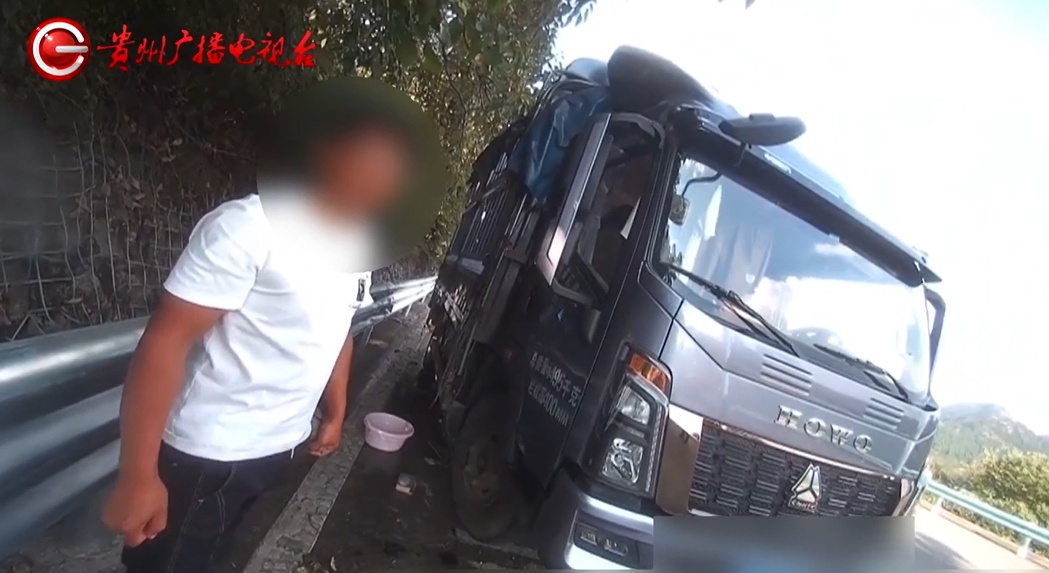 为图凉快,男子竟在高速上洗衣服!网友:是凉得快不是凉快 为图凉快,男子竟在高速上洗衣服!网友:是凉得快不是凉快