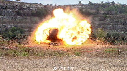我赴黎维和部队排除未爆火箭弹现场图