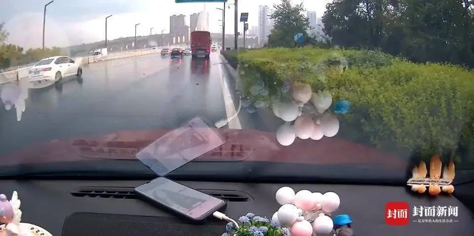 大货车雨中顶推奔驰行驶！交警通报：货车司机有4分钟在打电话