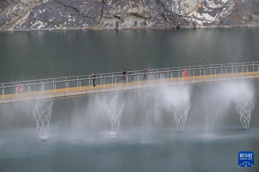 从废弃矿坑到“蓝翡翠”的生态转型