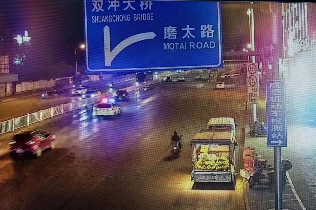 “靠边!”深夜,柳州警车鸣笛狂奔,一辆私家车紧追不舍…… “靠边!”深夜,柳州警车鸣笛狂奔,一辆私家车紧追不舍……