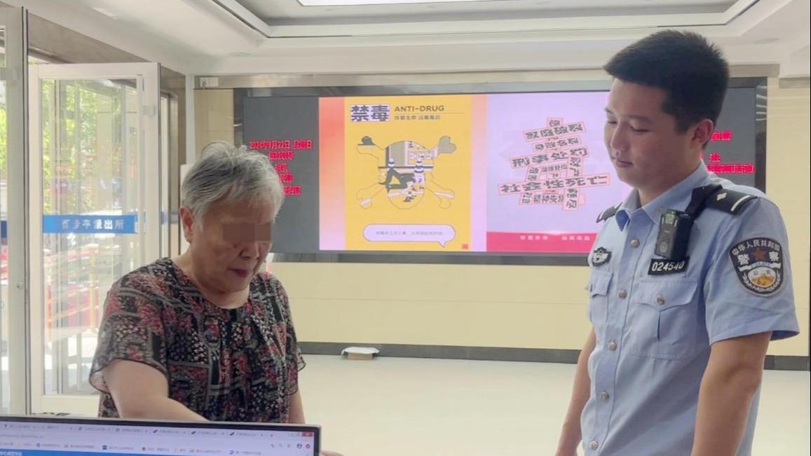武汉民警揭穿骗局 劝醒配合“网上调查”老人 武汉民警揭穿骗局 劝醒配合“网上调查”老人