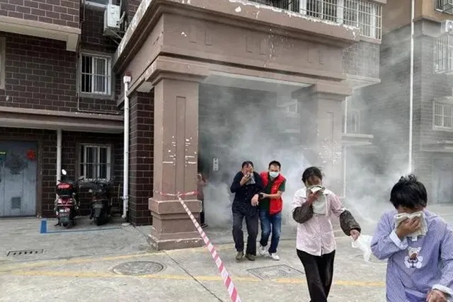 居民楼火灾如何逃生自救?躲避浓烟是关键! 居民楼火灾如何逃生自救?躲避浓烟是关键!