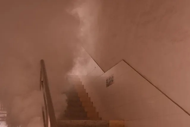 居民楼火灾如何逃生自救?躲避浓烟是关键! 居民楼火灾如何逃生自救?躲避浓烟是关键!