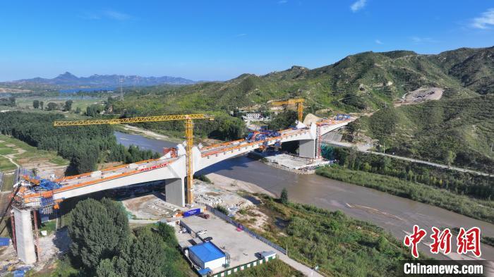 雄忻高铁跨胭脂河特大桥合龙