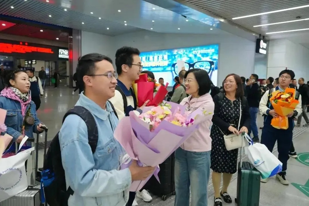 太厉害!亲姐弟隔十年双双上清华 太厉害!亲姐弟隔十年双双上清华