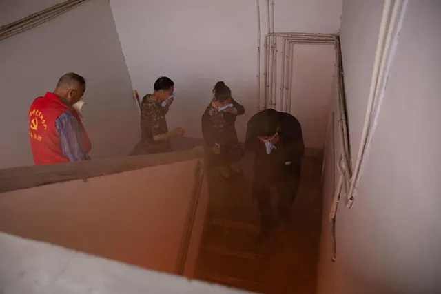 居民楼火灾如何逃生自救?躲避浓烟是关键! 居民楼火灾如何逃生自救?躲避浓烟是关键!