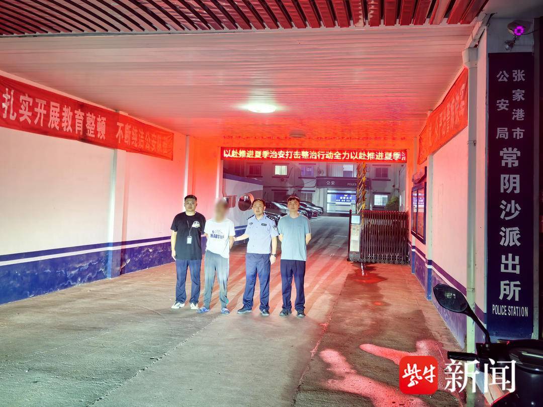 头上系T恤,手上套袜子,男子凌晨攀爬盗窃高层住宅 头上系T恤,手上套袜子,男子凌晨攀爬盗窃高层住宅