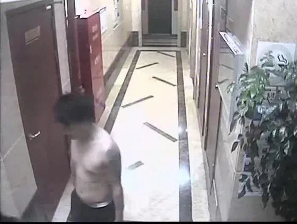 事发上海宝山!醉酒男子深夜赤膊进入女子房间,竟是想“借道”回家? 事发上海宝山!醉酒男子深夜赤膊进入女子房间,竟是想“借道”回家?