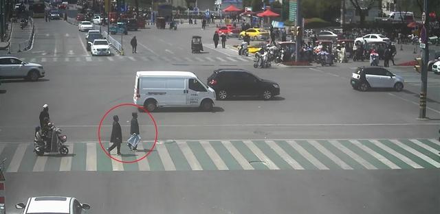 众里寻他！一个包装袋暴露了他的行踪