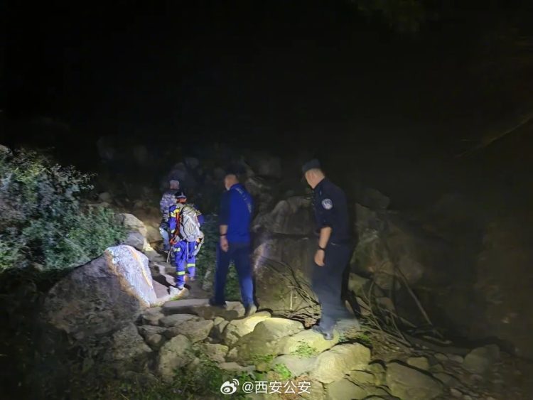 深夜5名驴友被困西安嘉午台,民警徒步6小时救出 深夜5名驴友被困西安嘉午台,民警徒步6小时救出