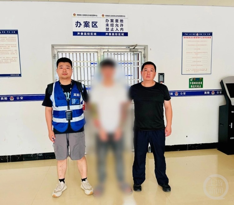 骗子潜入家长群冒充班主任,要求扫码缴纳“学习资料费” 骗子潜入家长群冒充班主任,要求扫码缴纳“学习资料费”