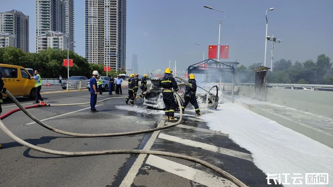 武汉突发！汽车撞上警车后瞬间爆燃