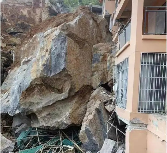 贵州一地大量巨石滚落砸穿住宅楼!官方通报 贵州一地大量巨石滚落砸穿住宅楼!官方通报