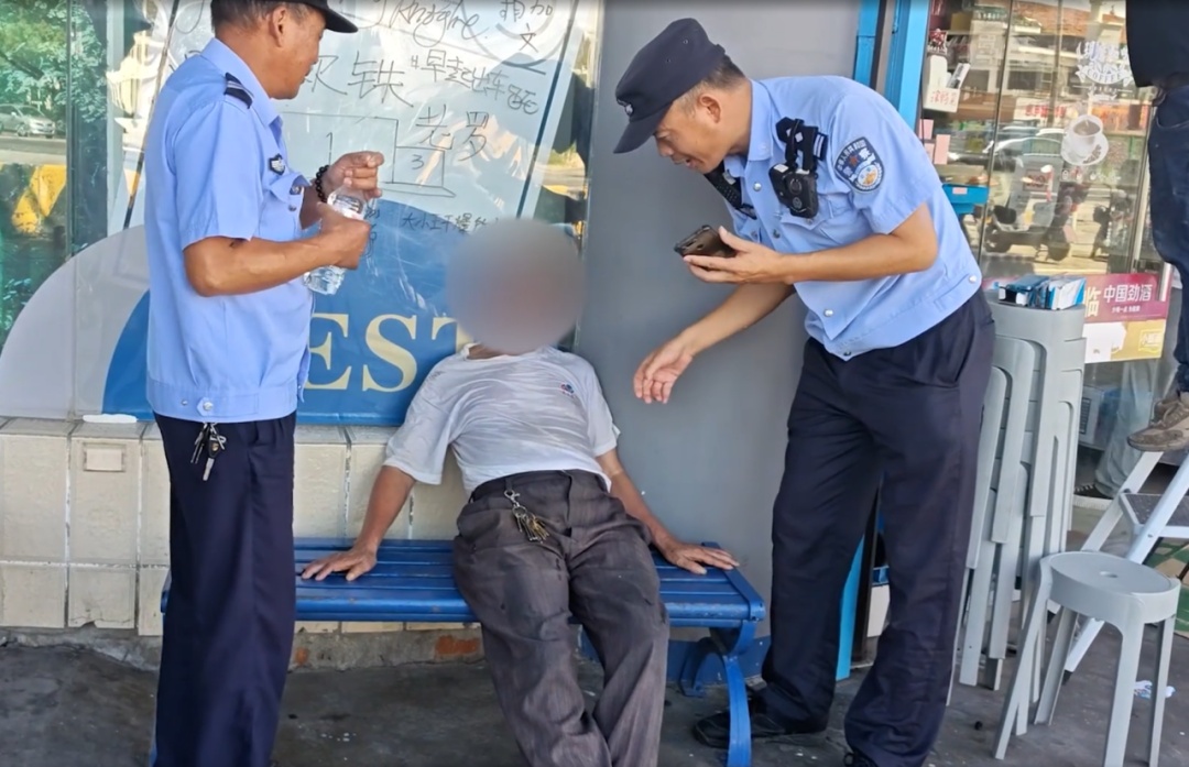 突发!上海街头一老人虚脱,蜀黍接下来的动作太暖心→ 突发!上海街头一老人虚脱,蜀黍接下来的动作太暖心→