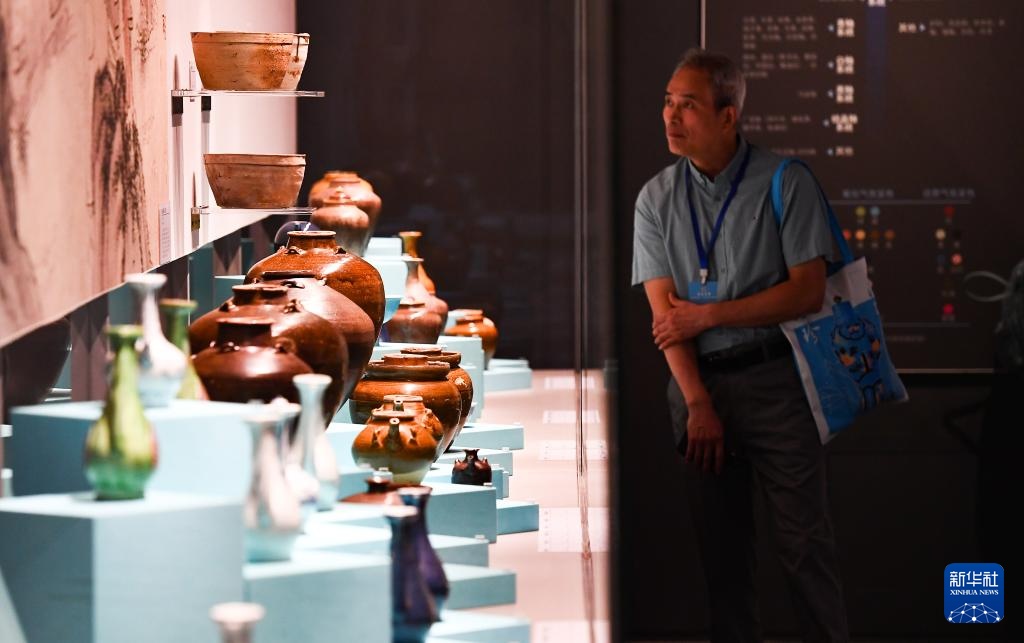 新华全媒+｜探秘“深蓝宝藏”——南海西北陆坡一二号沉船考古成果特展